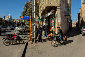 کوچه شهید کلهر، کوچه های محله آذر قم علاوه بر باریک و پر پیچ و خم بودن دارای ساختی متفاوت است.