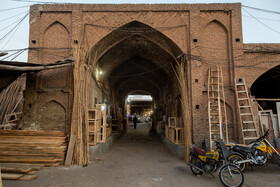 دروازه و سردر سرای ملاحسین بازار کهنه قم که در دو سال قبل در پی آتش سوزی و به بهانه نا ایمن بودن سردر مقابل این سردر توسط مامورین شهرداری تخریب شد.