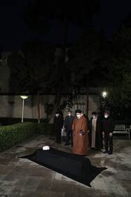 مقام معظم رهبری سحرگاه امروز بر پیکر مرحوم آیت‌الله مصباح یزدی نماز خواندند