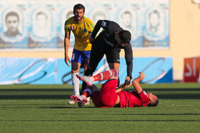 دیدار تیم‌های فوتبال نساجی مازندران و نفت آبادان