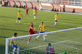 دیدار تیم‌های فوتبال نساجی مازندران و نفت آبادان