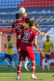 دیدار تیم‌های فوتبال نساجی مازندران و نفت آبادان