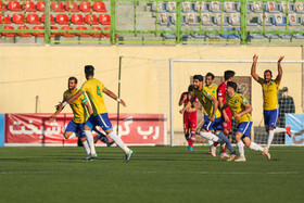 دیدار تیم‌های فوتبال نساجی مازندران و نفت آبادان