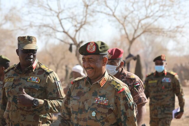 بازدید رئیس شورای حاکمیتی سودان از نیروهای ارتش پس از کودتای نافرجام
