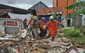 ادامه عملیات جستجو و افزایش تلفات زمین لرزه در اندونزی 
