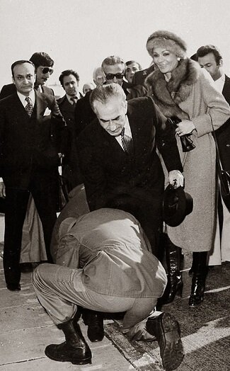 زمین و زمان به شاه می‌گفتند برو!