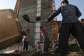 کارگران در حال انجام عملیات عمرانی برای احداث ساختمان جدید پلاسکو