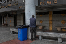 به دلیل اینکه در جاده تلفن‌های همراه گاهی اوقات آنتن نمی‌دهند، مسافران در ترمینال سعی می‌کنند آخرین تماس‌های تلفنی خود را بگیرند.