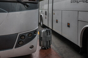 چمدان که به نشانه‌ای از مسافر است را می‌شود در کنار اتوبوس‌ها و جای جای ترمینال مشاهده کرد.
