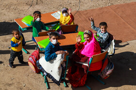 دانش آموزان مناطق محروم دهستان دیناران با شیوع ویروس کرونا بیش از پیش با مشکلات و نبود امکانات دست و پنجه نرم می کنند؛ با این حال شوق تحصیل در چهره آن‌ها موج می‌زند.
