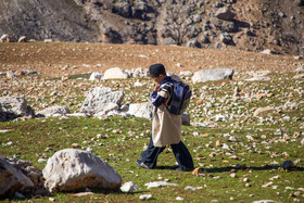 در مناطق محروم دهستان دیناران خبری از خودرو برای رفتن به مدرسه نیست، دانش‌آموزان با پای پیاده مسیر منزل تا مدرسه را طی می‌کنند.