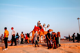 هنوز خستگی خیز موج سوم کرونا از روح و جان نیروهای بهداشت و درمان هرمزگان رخت برنبسته که این روزها خبرها و نگرانیهایی مبنی بر احتمال شیوع موج جدیدی از آن در این استان شنیده میشود که شاید یکی از مهمترین دلایل آن سفرهای سرخوشانهای باشد که انتشار ناخوشی را در پی دارد. در نتیجه ورود حجم بالای مسافر به استان هرمزگان در هفتههای اخیر و کم توجهی مردم به پروتکلهای بهداشتی، طی هفته جاری شاهد افزایش شمار مراجعان سرپایی مبتلا به کرونا در مراکز درمانی این استان هستیم.