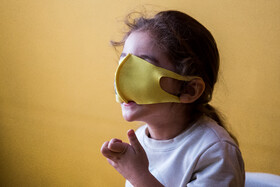 بعضی از کودکان در مهد با ماسک‌های روی صورتشان همانند یک اسباب‌بازی برخورد می‌کنند.