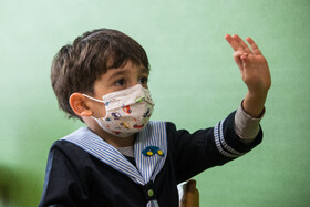 بیشتر کودکان در مهد، دیگر با ماسک زدن کنار آمده‌اند اما مربیان باز هم از طریق آموزش به‌ آ‌ن‌ها نکاتی را گوشزد می‌کنند.
