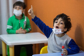 بیشتر کودکان در مهد، دیگر با ماسک زدن کنار آمده‌اند اما مربیان باز هم از طریق آموزش به‌ آ‌ن‌ها نکاتی را گوشزد می‌کنند.