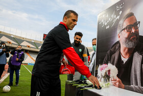 ادای احترام سید جلال حسینی کاپیتان تیم فوتبال پرسپولیس به مهرداد میناوند