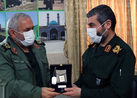 اهدای نشان ملی خادمی شهدا به سردار مطهری