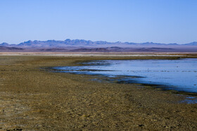 در سالهای اخیر با مدیریت نادرست منابع آبی و تصمیمات ناپایدار، تالاب بین المللی گاو خونی به پهنهای خشک تبدیل شده است. این در حالی ست که با توجه به عضویت ایران در کنوانسیون بین المللی رامسر، اتخاذ تصمیمات و وضع قوانینی که منجر به خشکی تالابها شود مجاز نیست.