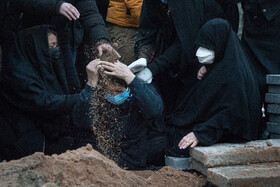 مادر مرحوم علی انصاریان در مراسم خاکسپاری فرزندش