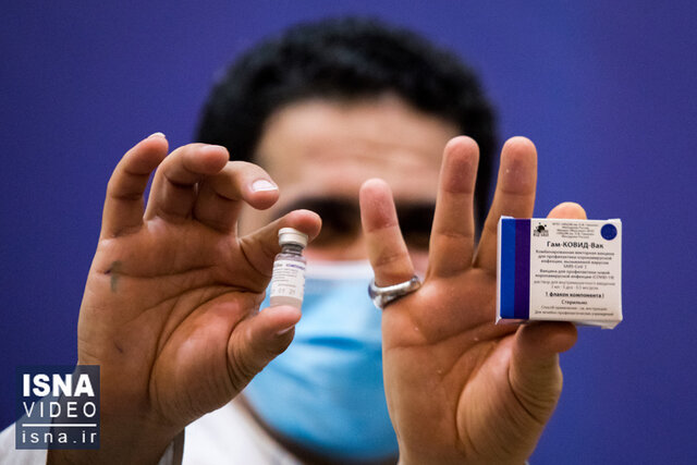 واکسیناسیون سراسری علیه کرونا در ایران آغاز شد/فرزند وزیر بهداشت، نخستین تزریق‌کننده
