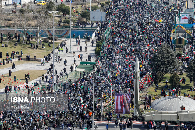 مراسم 22 بهمن ماه / عکس آرشیوی است استفاده از ۳ پرنده برای ثبت تصاویر هوایی راهپیمایی ۲۲ بهمن