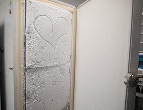 روی درب فریزر ۷۰- درجه سانتیگراد