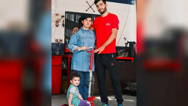 عکس از صفحه شخصی امید و بهاره در اینستاگرام جزئیاتی از کار و زندگی یک زوج مکانیک