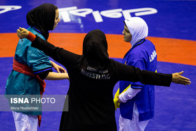 زنان کشتی‌گیر روی تشک رفتند/جام قهرمانی به تهران رسید