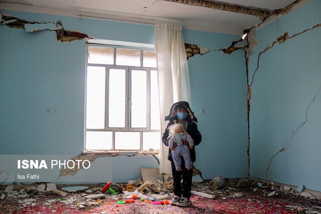 زلزله زدگان سی سخت ۱۰ میلیون تومان دریافت کردند زلزله زدگان سی سخت ۱۰ میلیون تومان دریافت کردند