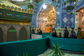 زیارت ضریح حرم حضرت معصومه(س) با حفظ فاصله در شب میلاد امیرالمومنین علی(ع)