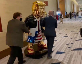رونمایی از مجسمه طلای ترامپ در کنفراس سالانه محافظه‌کاران آمریکا