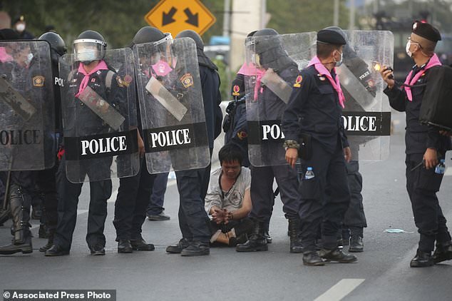 درگیری پلیس و معترضان تایلند در نزدیکی یک پایگاه نظامی تحت کنترل پادشاه