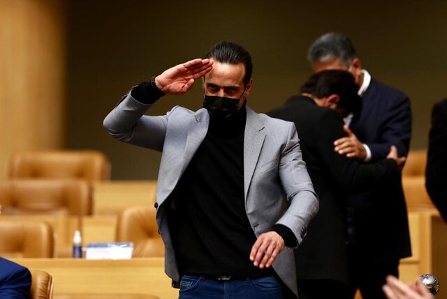 حضور علی کریمی در لیگ یک فوتبال به‌همراه خیبر خرم‌آباد