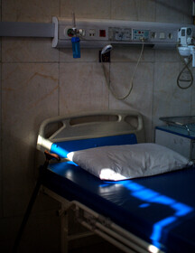 با احتیاط وارد اتاق شدم، تخت خالی بود. اما عصایی که در امتداد خط نور ایستاده بود، توجه من را جلب کرد.