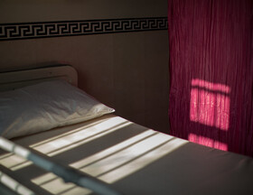 زمانی که به بخش دیگری رفتم به علت تعداد کم بیماران، بخش تخلیه شده بود. در بخش خالی بدون بیمار و دکتر قدم میزدم، انگار در جایی هستم به غیر از بیمارستان. آنجا هم نور بود و سایه .