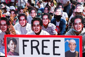 پلیس میانمار به معترضان حمله کرد/ شش خبرنگار بازداشت شدند
