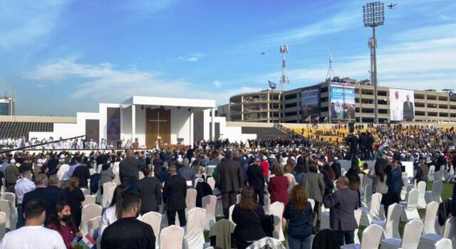 پاپ با حضور ۱۰ هزار نفر در اربیل، عشای ربانی برگزار کرد