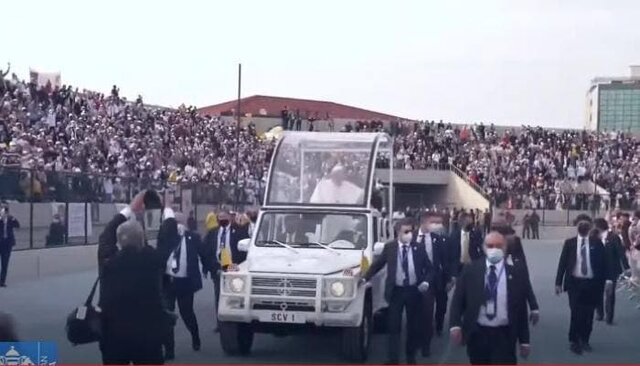 پاپ با حضور ۱۰ هزار نفر در اربیل، عشای ربانی برگزار کرد