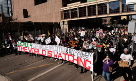 دادگاه قاتل جورج فلوید؛ تجمع معترضان آمریکایی با شعار عدالت نژادی