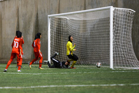 شادی ثنا صادقی بازیکن تیم فوتبال سپاهان اصفهان پس از به ثمر رساندن گل اول