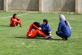  ناراحتی بازیکنان تیم شهرداری پس از شکست مقابل تیم سپاهان در هفته پنجم مرحله نهایی لیگ برتر فوتبال بانوان