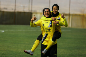 شادی گل میترا نظری بازیکن شماره ۹ و زهرا ذوالفغاری بازیکن شماره ۱۴ تیم فوتبال سپاهان اصفهان