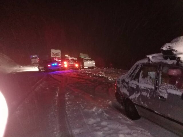 امدادرسانی به ۷۴ خودروی گرفتار در برف و کولاک چهارمحال و بختیاری