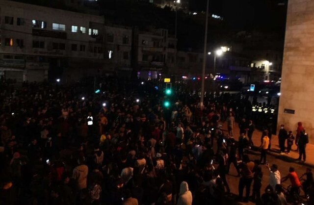 تظاهرات شبانه اردنی‌ها برای برکناری دولت/تشکیل کمیته تحقیقات و طرح پیشنهاد استیضاح کابینه