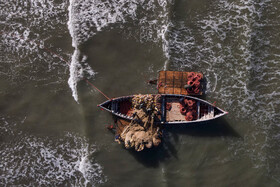 قایقهای حمل تور به دلیل جسه بزرگ و خطر به گل نشستن نمیتوانند به لب ساحل بیایند برای همین تورها به وسیله تراکتور به همراه یک یدک کش به داخل آب منتقل میشوند