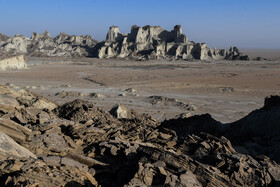 کوه های مریخی که از شرق به غرب بریس کشیده شده اند و در فاصله نه چندان دور از سواحل دریای عمان قرار دارند یکی دیگر از جاذبه های گردشگری جنوب کشور است.