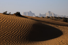 وجود شنهای روان و کوه های مریخی زیبا در مناطق مختلف سواحل دریای عمان و در مسیر بریس به چابهار یکی از جاذبه های گردشگری این منطقه است.