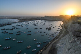 دیدن طلوع خورشید از بالای صخره های خاکی بندر بریس در استان سیستان و بلوچستان و نوازش نور بر روی امواج نیلگون دریا و در بین قایقهای ماهیگیری یکی از آرزوهای هر گردشگر و عاشق طبیعت است.