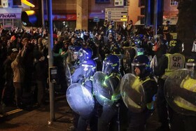 اعتراضات ضد پلیس در انگلیس به خشونت‌ کشیده شد/بازداشت ده‌ها معترض