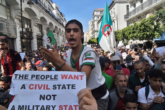 تظاهرات هزاران الجزایری با شعار تغییر اساسی در حاکمیت و تضمین آزادی‌ها